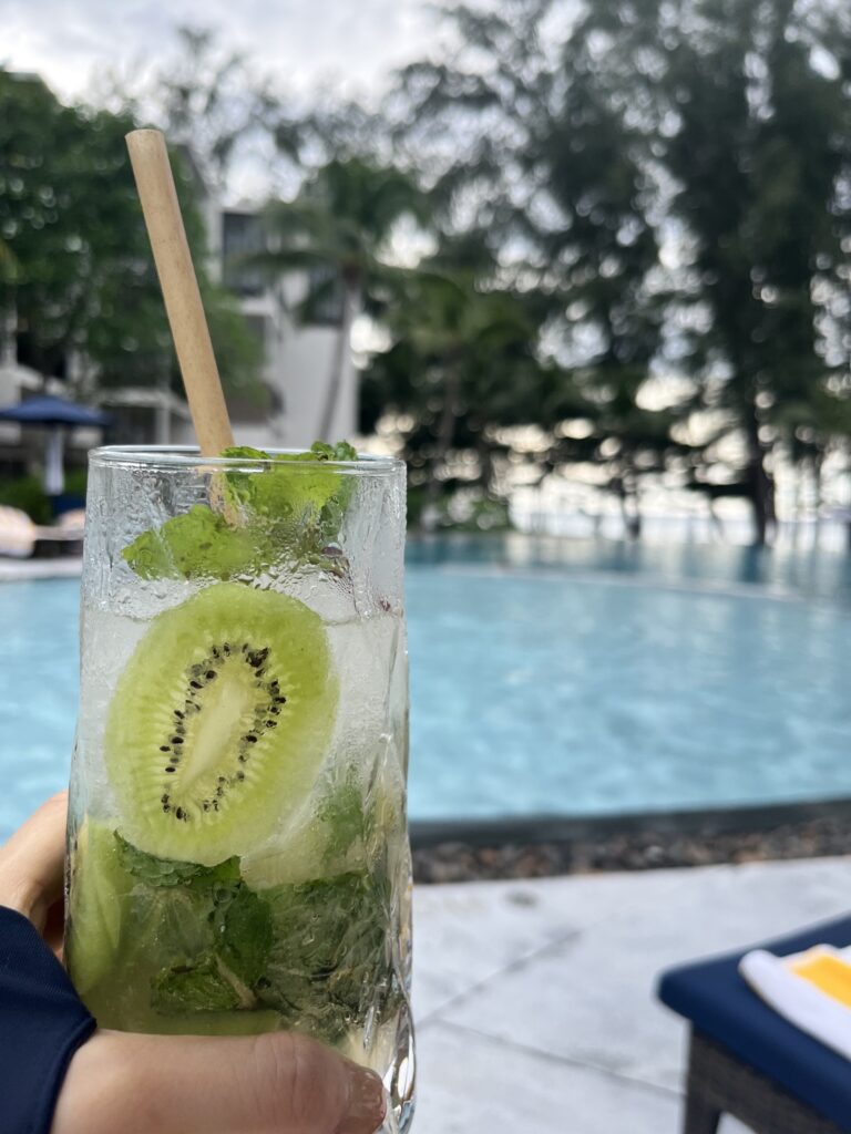 ル メリディアン プーケット マイ カオ ビーチ リゾート　Le Méridien Phuket Mai Khao Beach Resort　プールバー