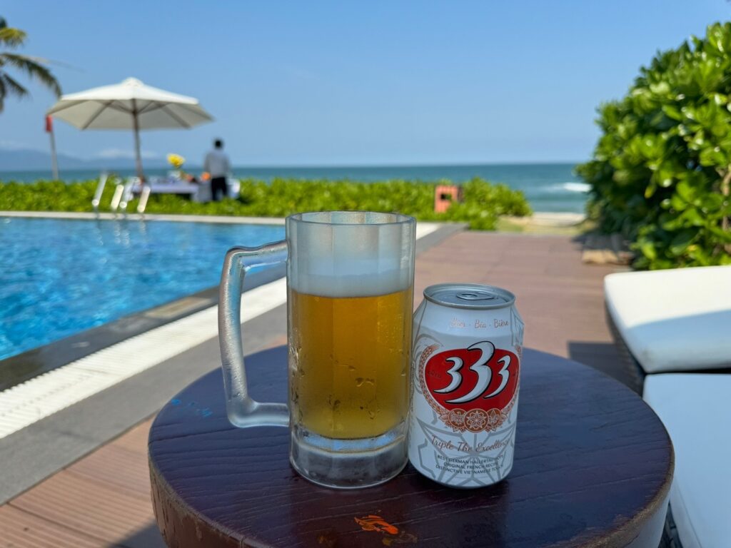 Danang Marriott Resort & Spa, Non Nuoc Beach Villas　プールでビール