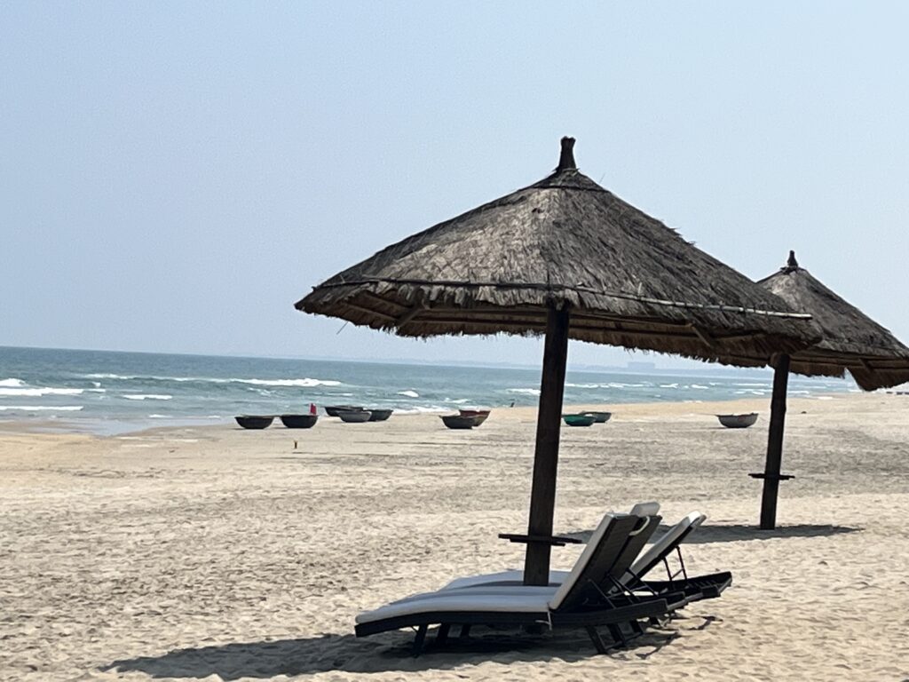 Danang Marriott Resort & Spa, Non Nuoc Beach Villas　ビーチ　お椀型の舟