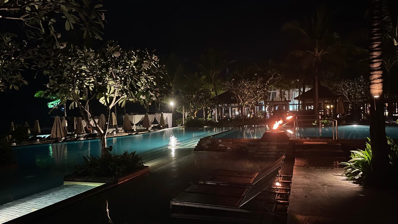 ザ・リッツ・カールトン・バリ　The Ritz-Carlton Bali　プールライトアップ　
夜景