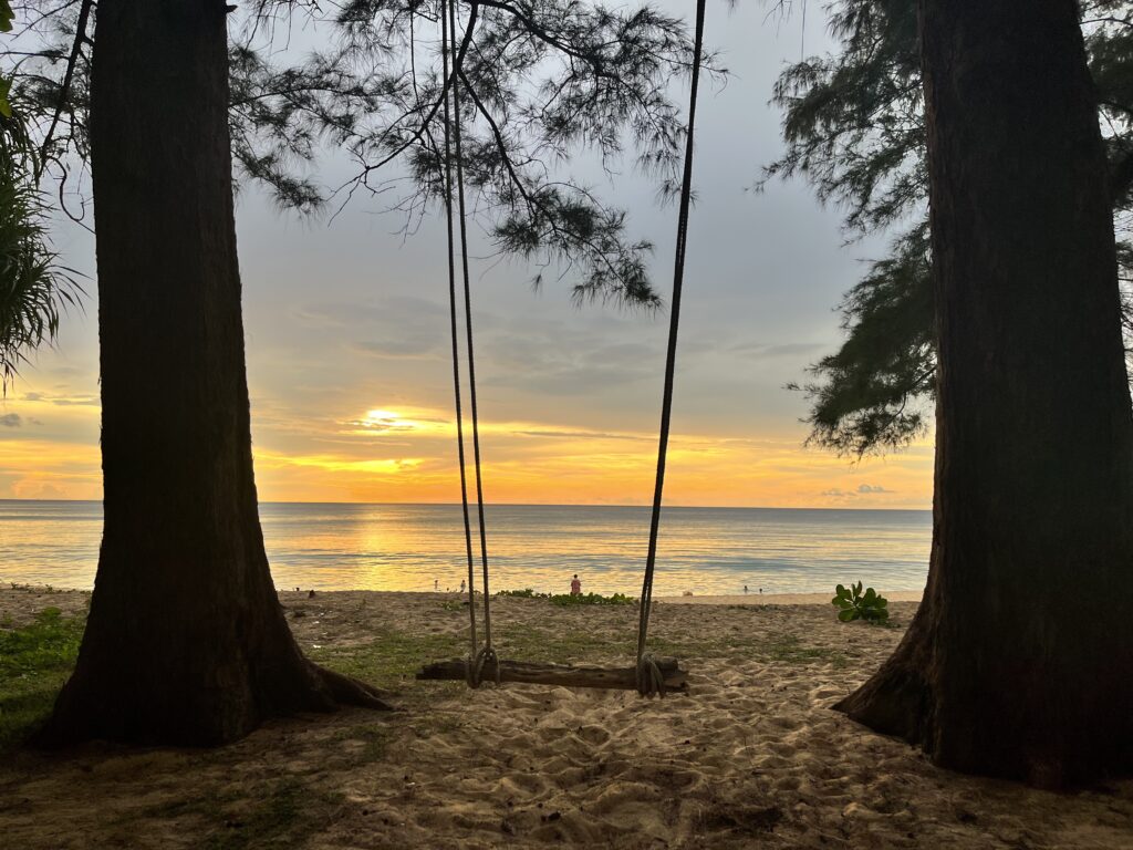 ル メリディアン プーケット マイ カオ ビーチ リゾート　Le Méridien Phuket Mai Khao Beach Resort　海　ビーチ　夕日　ブランコ