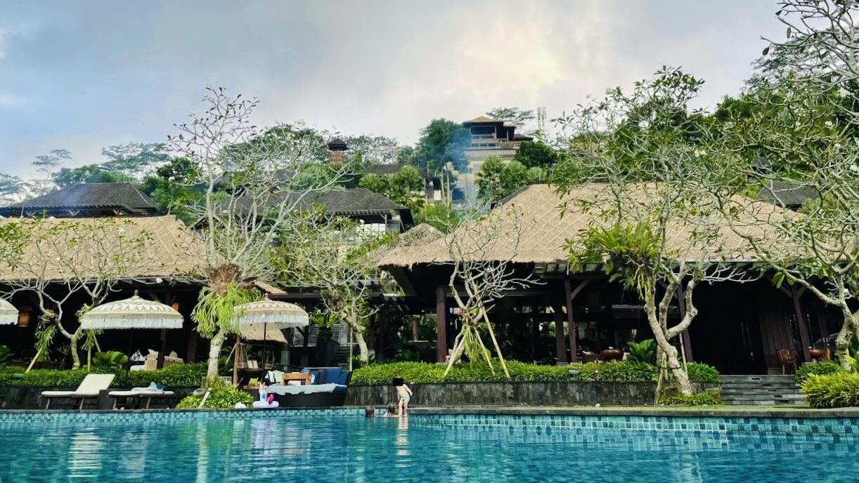 マンダパ・リッツ・カールトン・リザーブ　Mandapa, a Ritz-Carlton Reserve　プール、プールバーthe pool bar, the library