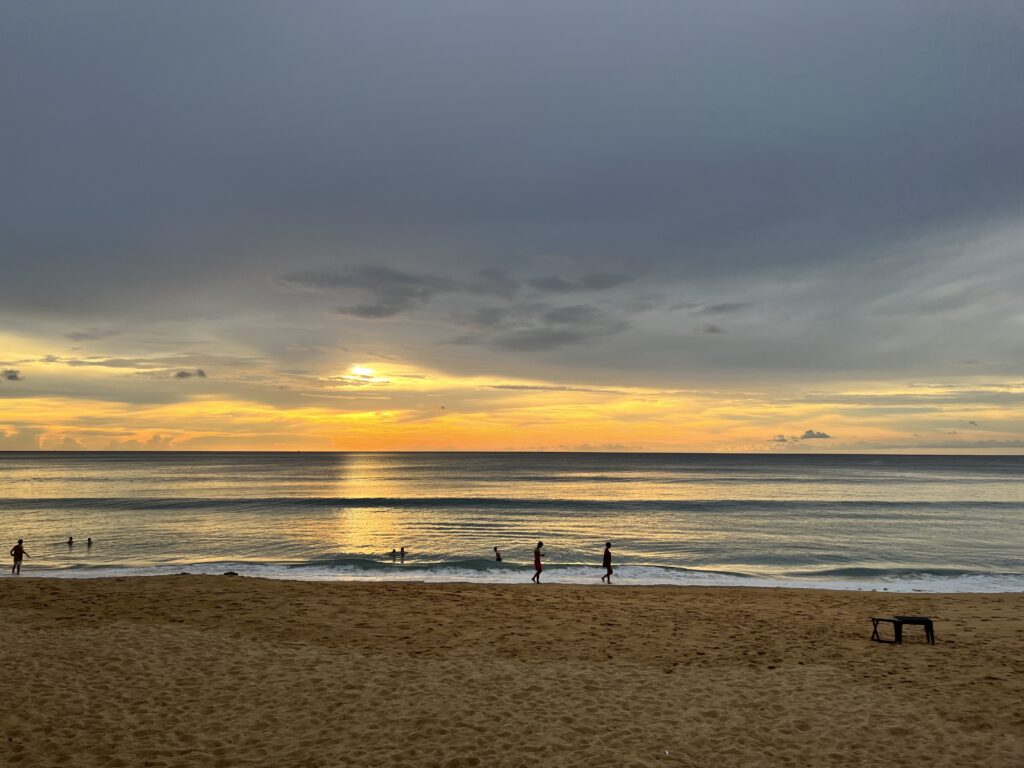 ル メリディアン プーケット マイ カオ ビーチ リゾート　Le Méridien Phuket Mai Khao Beach Resort　海　ビーチ　夕日