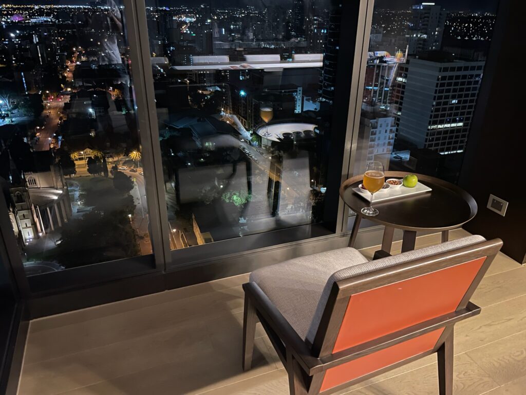 ザ・ウェスティン・パース　The Westin Perth　部屋　エグゼクティブスイート　夜景　晩酌